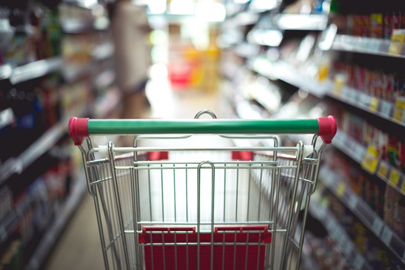 Justiça condena rede de supermercados no Amazonas a pagar R$ 500 mil por venda de produtos impróprios.