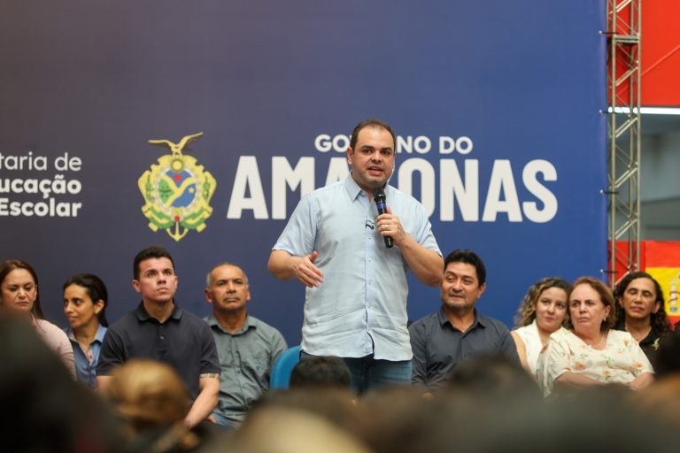 Cidade entrega mais de 800 kits escolares em Manaus. Governo do Amazonas anuncia pacote com 399 mil kits, obras em escolas e concurso com 7.862 vagas.