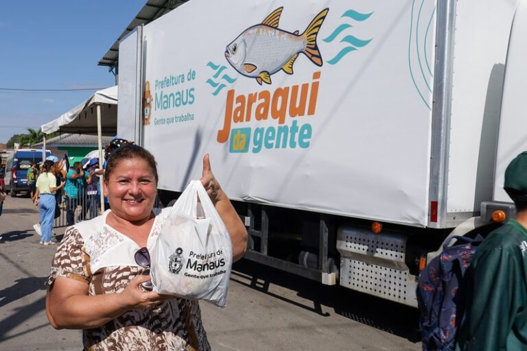 Prefeitura de Manaus distribui 12 toneladas de pescado no bairro Redenção e beneficia cerca de 1,5 mil pessoas