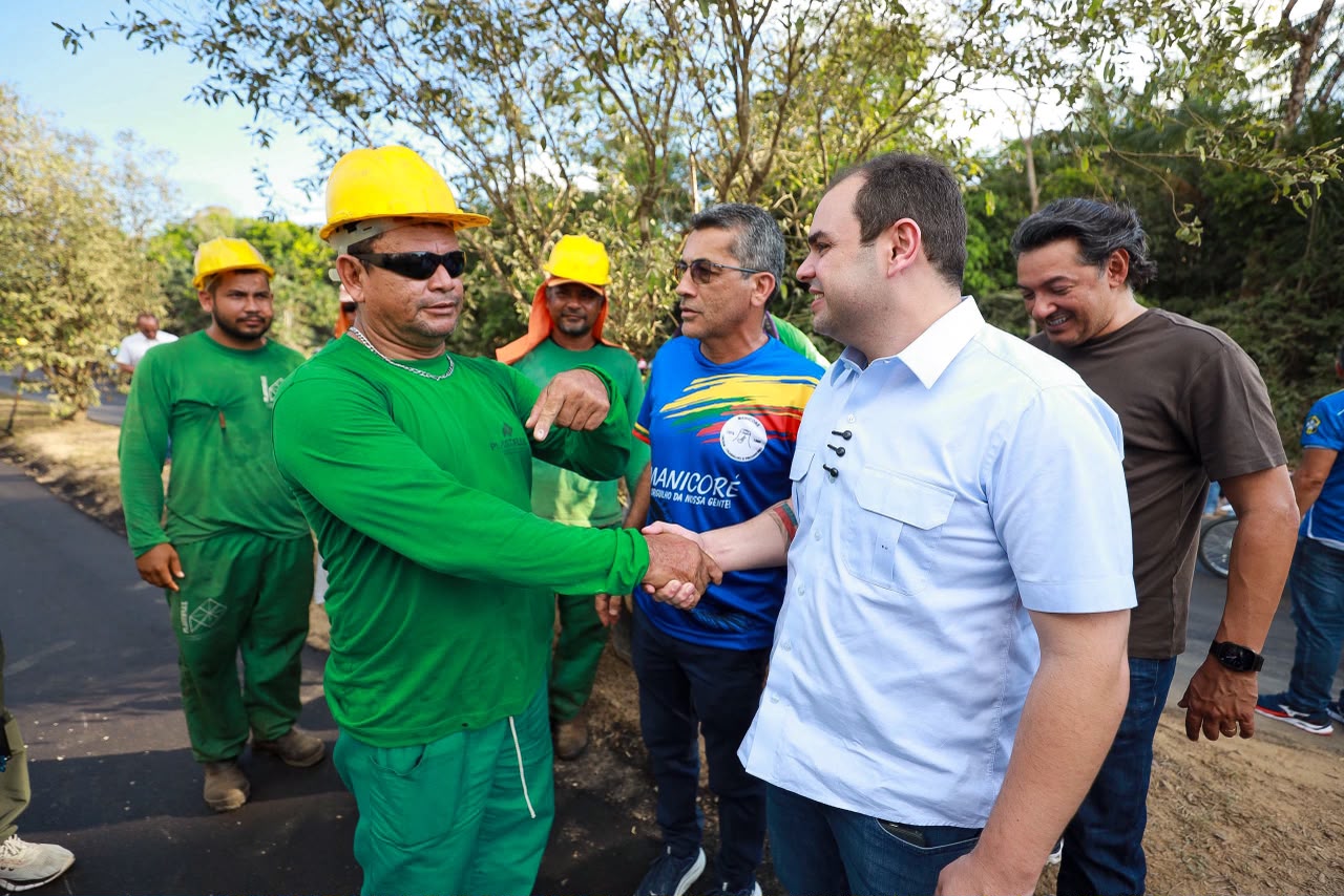 Governador Roberto Cidade fiscaliza obras de pavimentação em Manicoré.