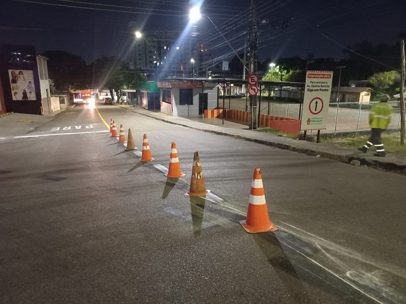 Prefeitura de Manaus amplia revitalização da sinalização viária para reforçar segurança e prevenir acidentes.