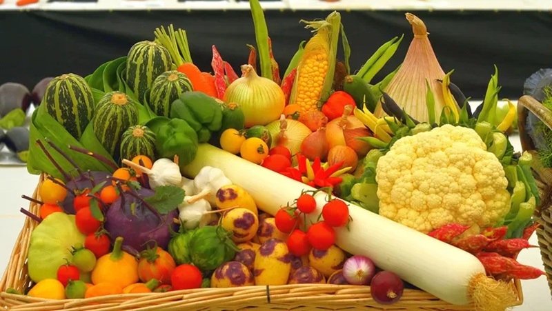 Inflação de alimentos registra queda em junho e preços de itens básicos começam a recuar.