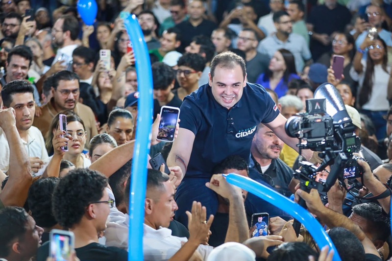 “Não vou me curvar à velha política”, diz Roberto Cidade ao reunir multidão na zona Sul de Manaus