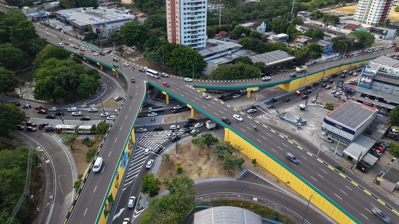 Prefeitura de Manaus intensifica modernização do viaduto Miguel Arraes com frentes simultâneas de obras.