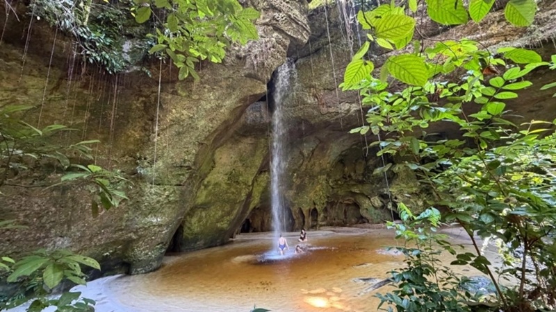 Presidente Figueiredo reúne cavernas, grutas e cachoeiras em roteiro de natureza.