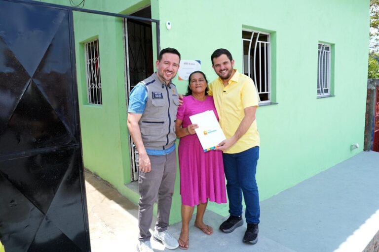 Prefeito Renato Junior entrega moradias reformadas pelo ‘Casa Manauara’.