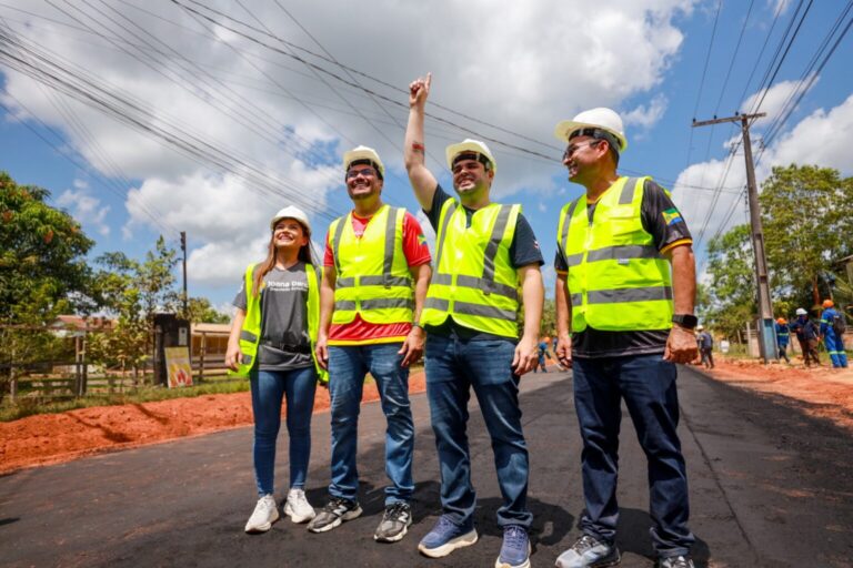Roberto Cidade acompanha o andamento das obras de pavimentação em Autazes.