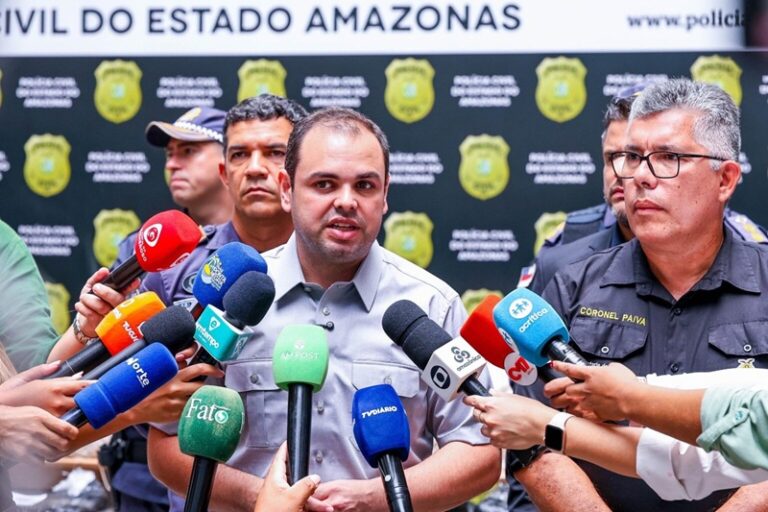 Roberto Cidade acompanha apresentação de 2,4 toneladas de skunk apreendidas pela PMAM na zona oeste de Manaus.