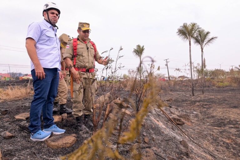 Roberto Cidade acompanha combate a incêndio de grandes proporções em Iranduba