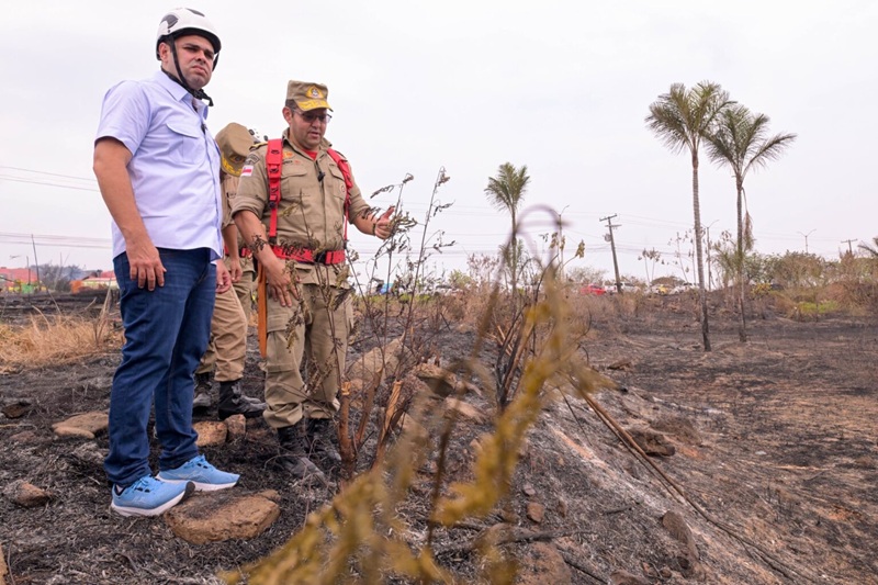 Roberto Cidade acompanha combate a incêndio de grandes proporções em Iranduba