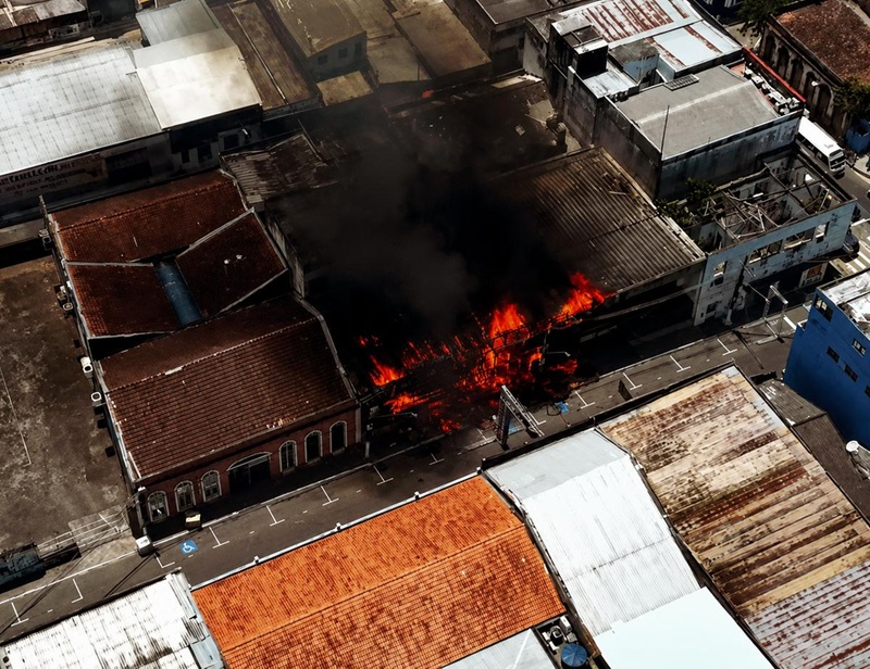 Incêndio atinge antigo prédio do Banco da Amazônia no Centro de Manaus.