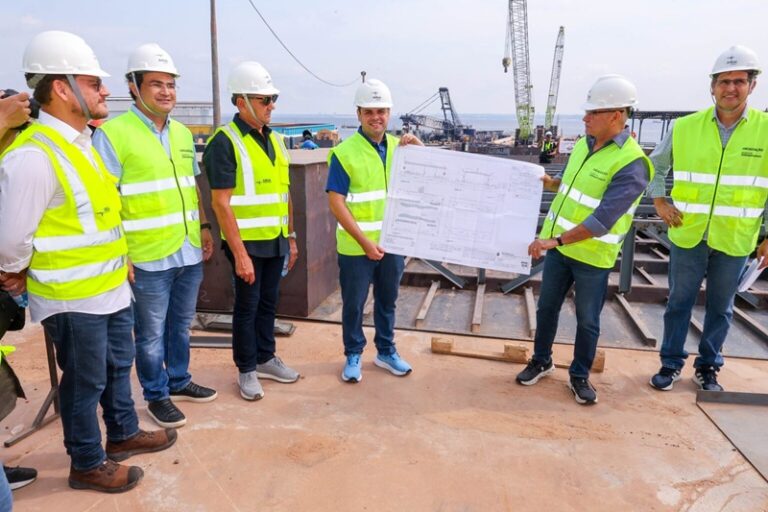 Roberto Cidade acompanha construção de 50 terminais flutuantes para comunidades do Amazonas
