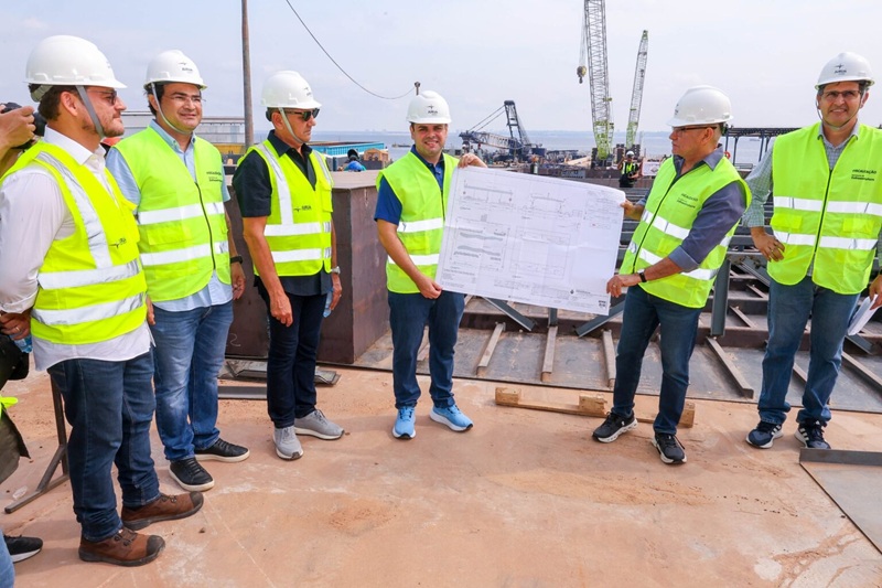 Roberto Cidade acompanha construção de 50 terminais flutuantes para comunidades do Amazonas