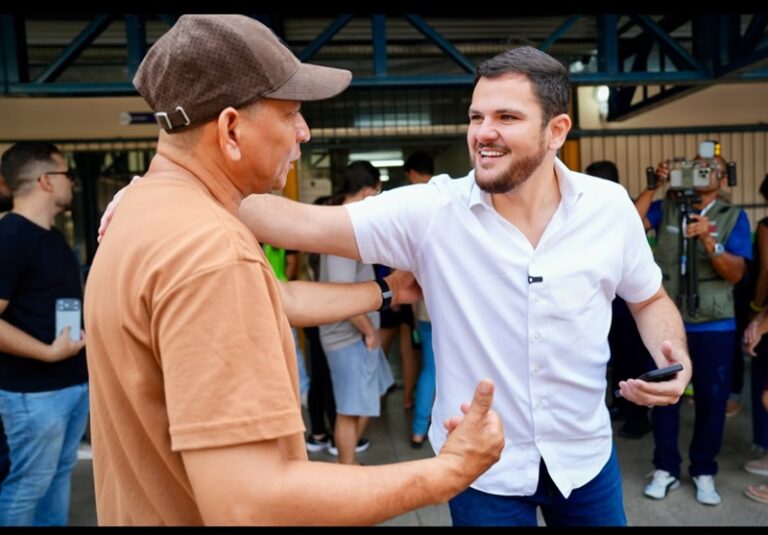 Renato Junior vota em Manaus, garante transporte gratuito e incentiva participação nas eleições 2026