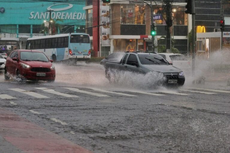 Chuva em Manaus traz alívio após dias de calor e fumaça; Inmet alerta para risco de temporais