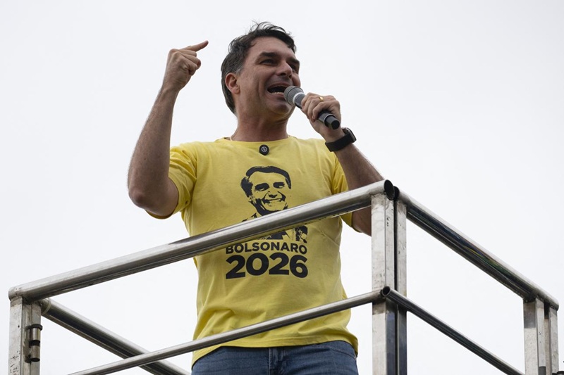 Flávio Bolsonaro reúne multidão em Manaus e promete investimentos na BR-319 e combate às queimadas